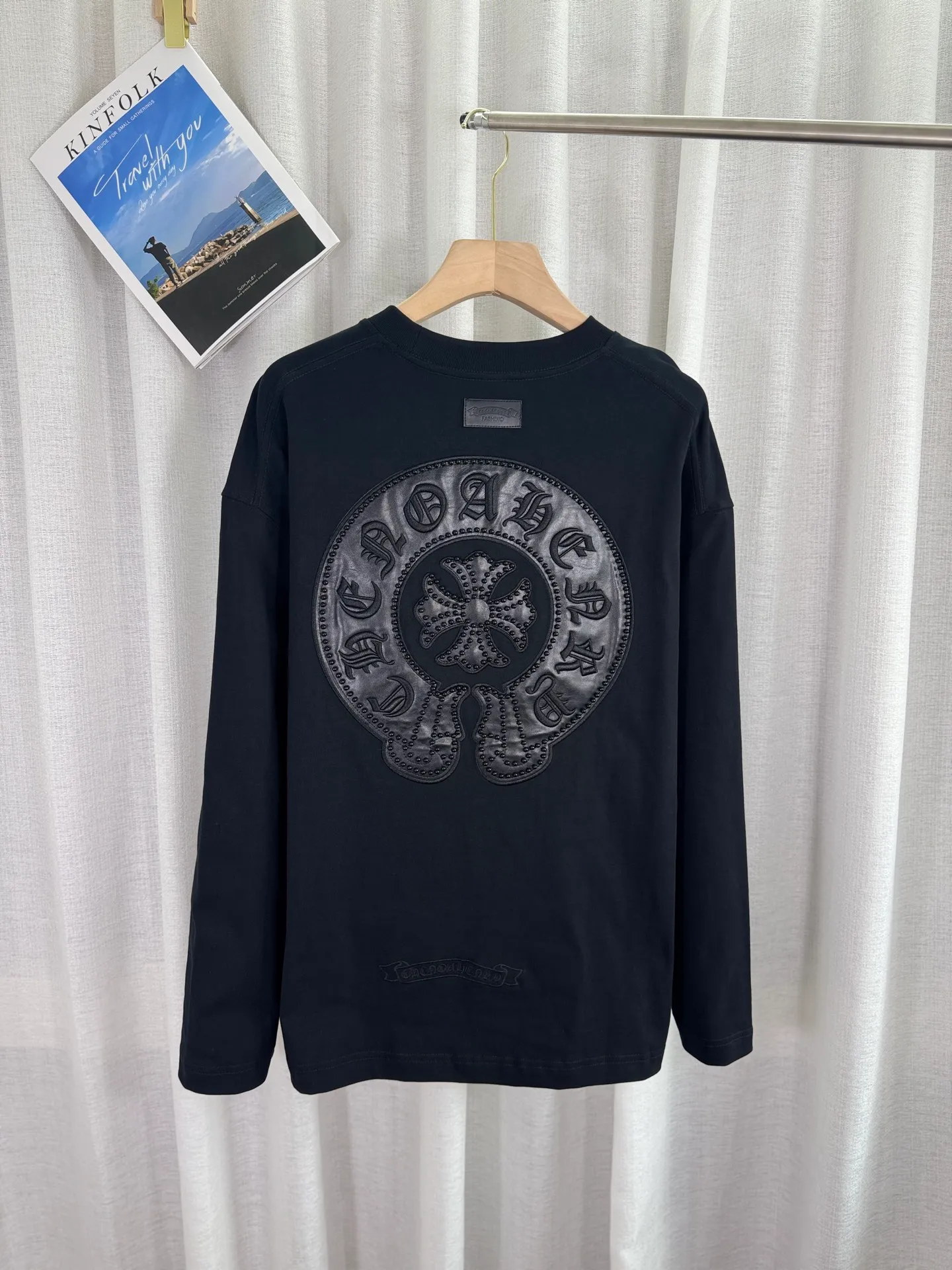 P260 top version, real shot without P, ​​different from market currency) 𝗖𝗵𝗿𝗼𝗺𝗲 𝗛𝗲𝗮𝗿𝘁𝘀/Cro Heart 2025 Autumn and Winter Pearl Compass Casual Long Sleeve 👑The highest version! Customized fabric 320g fabric! Pearl compass, genuine leather cut. Best-selling model at the counter. Very comfortable to wear. Accessories: original molded and authenticated collar label➕100% silk wash label. Genuine purchase-grade original hangtag➕matching hanging rope➕3D hanging beads➕original packaging bag. Craftsmanship: The original version has consistent wiring! The highest version of the armhole matching technique! Color: White Black Size: S M L XL Style No.: 5170